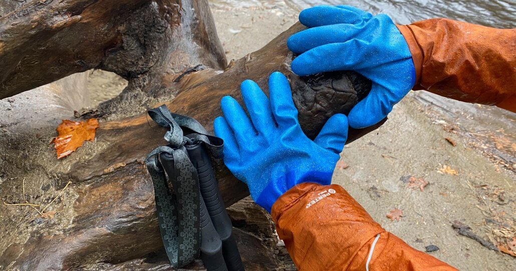 showa-glove-lead-fb-1600-1030x542 testing waterproof hiking gloves for rain