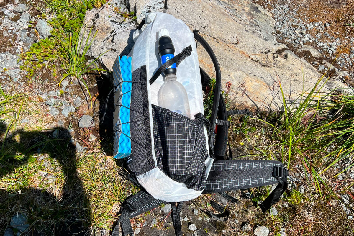 side view of hmg elevate 22 daypack