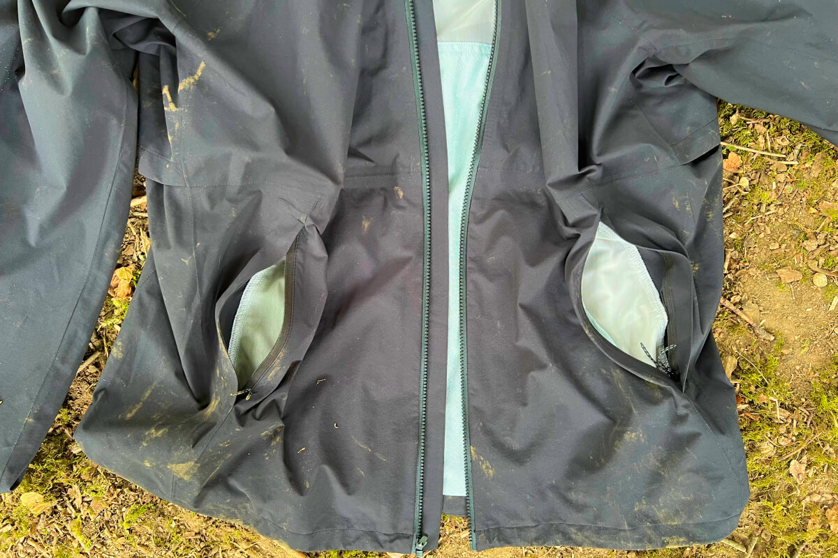 close up on Swiftland H2O jacket pockets and zipper