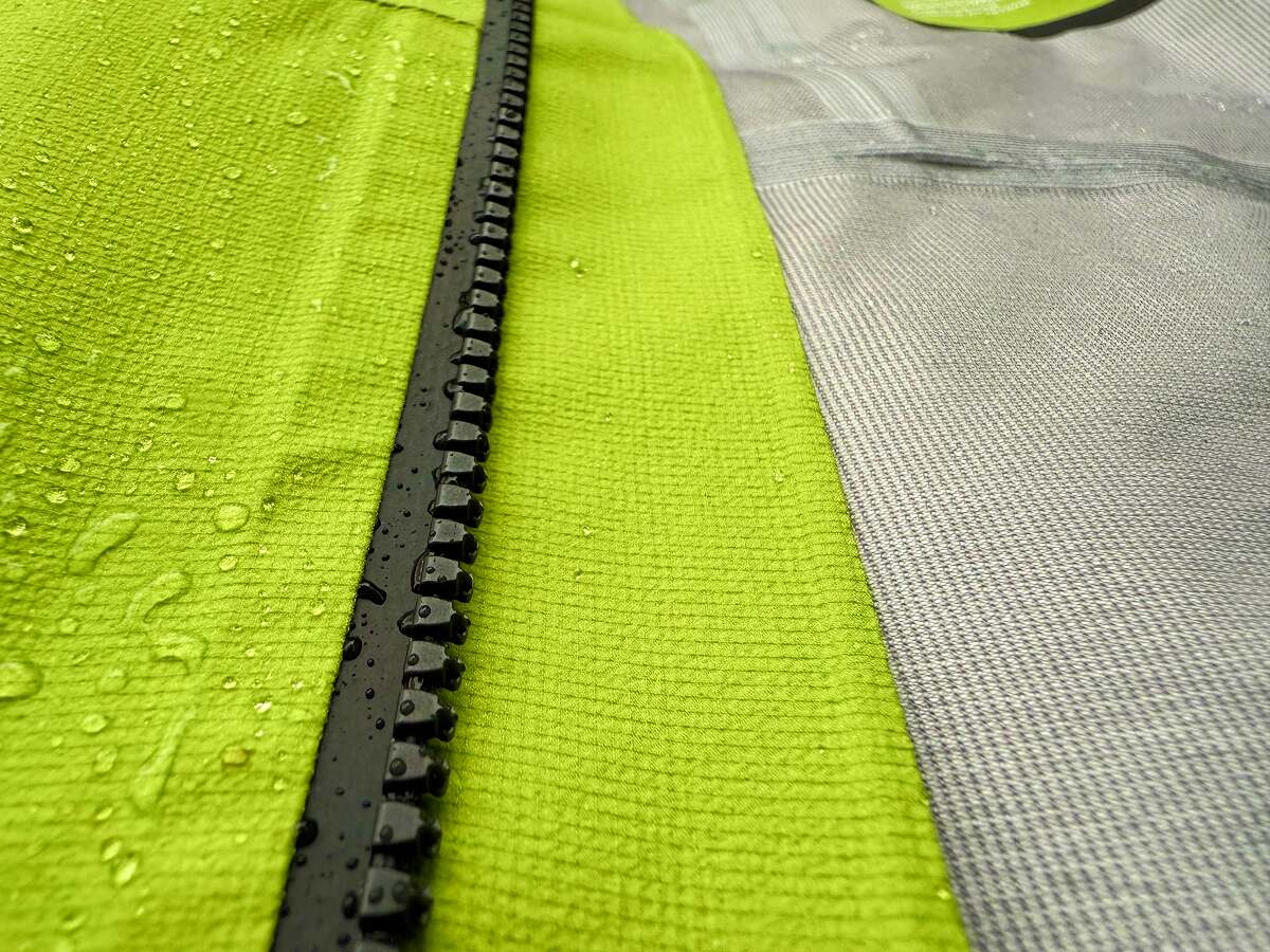The North Face Papsura Jacket Summit Series FUTELIGHT-2 Close up on summit series futurelight fabric and toothed zipper