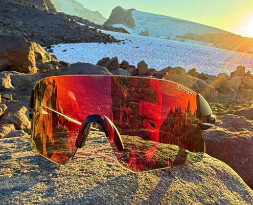 tifosi rail photochromic shield sunglasses at sunset