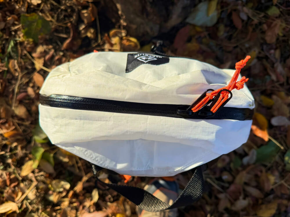 clamshell zipper of hmg daybreak 22 backpack