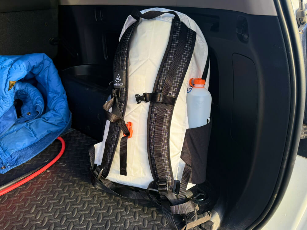 hyperlite mountain gear daybreak 22 in a car